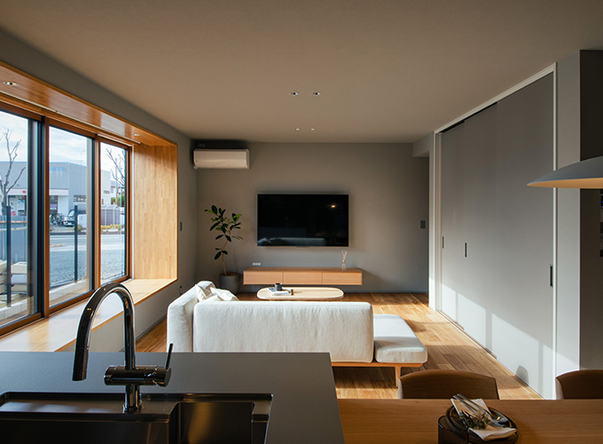 究極にシンプルな照明設計で昼夜の表情を愉しむ 写真